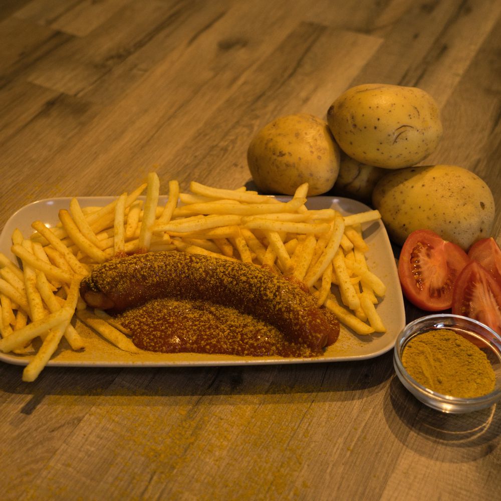 Currywurst mit Pommes